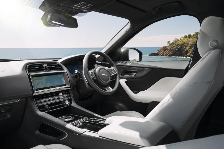 Интерьер Jaguar F-Pace S 35t AWD 2016 года  (AU) (фото 6 из 29)
